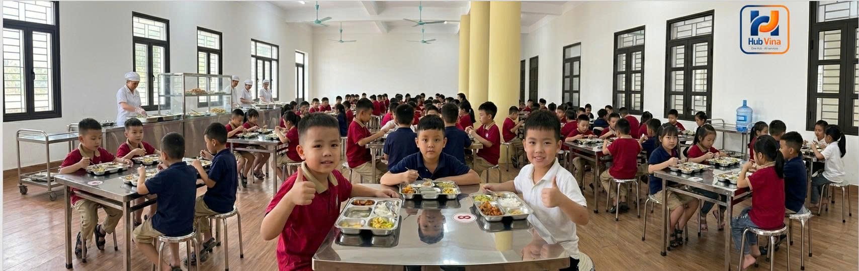 Học sinh dùng bữa tại trường với suất ăn đầy đủ dinh dưỡng