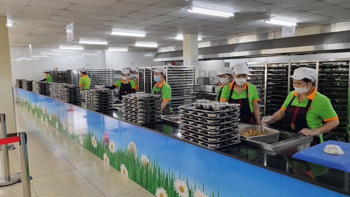 Chế biến thức ăn tại quầy bếp