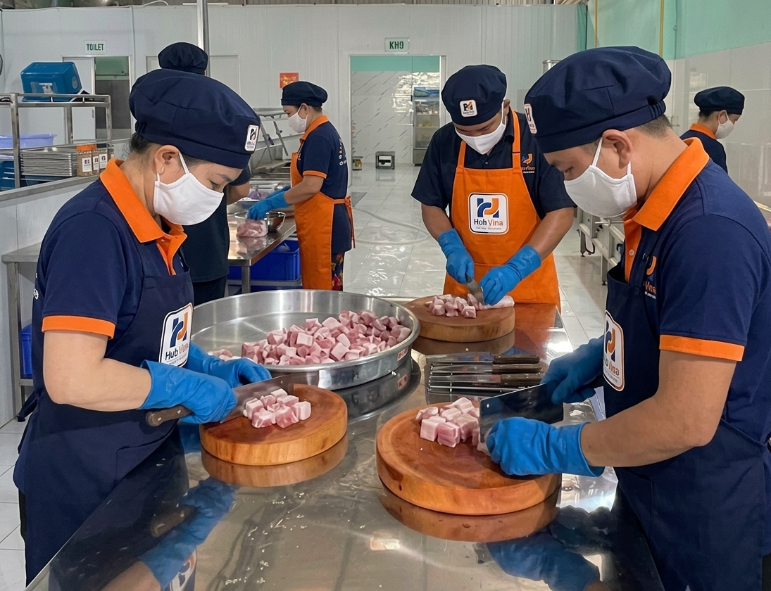 Nhân viên hub vina chế biến mặc đầy đủ bảo hộ